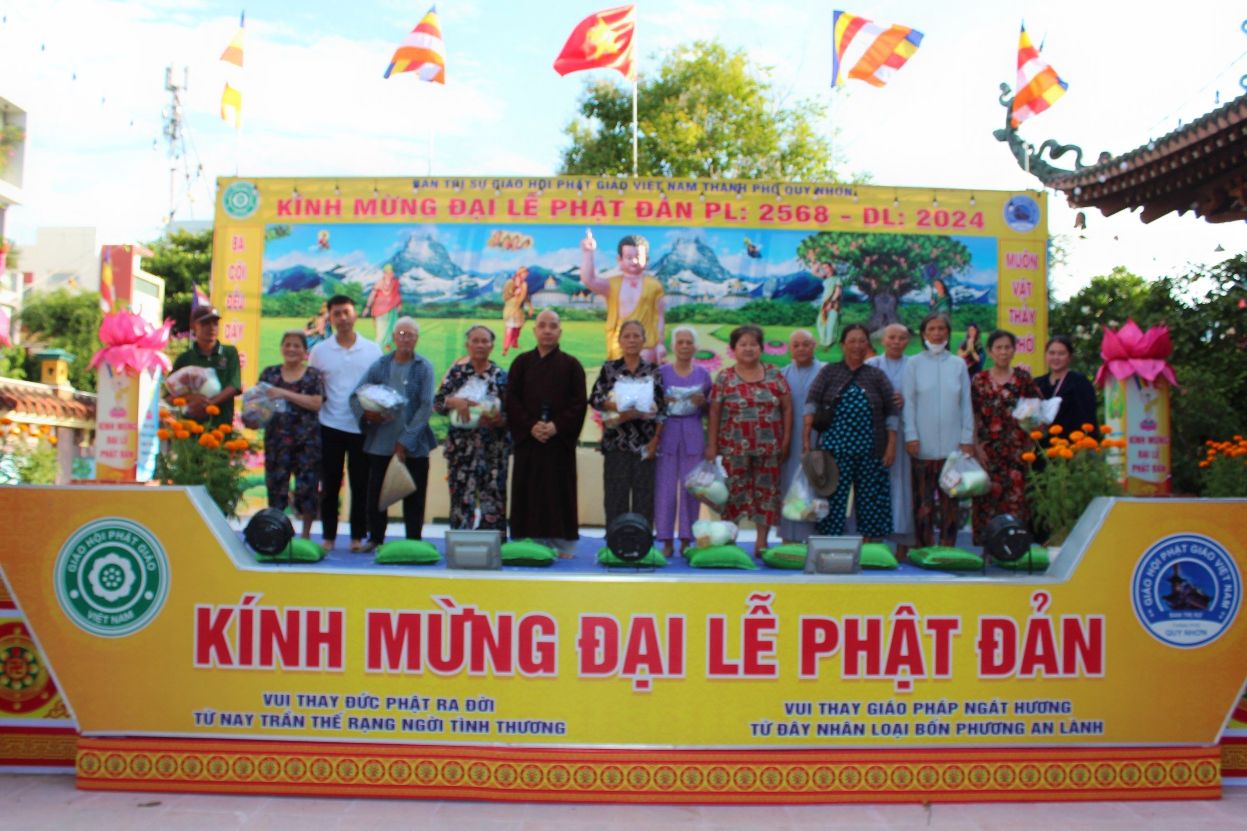 Ban Trị sự Phật giáo Thành phố Quy Nhơn tổ chức phát quà từ thiện.